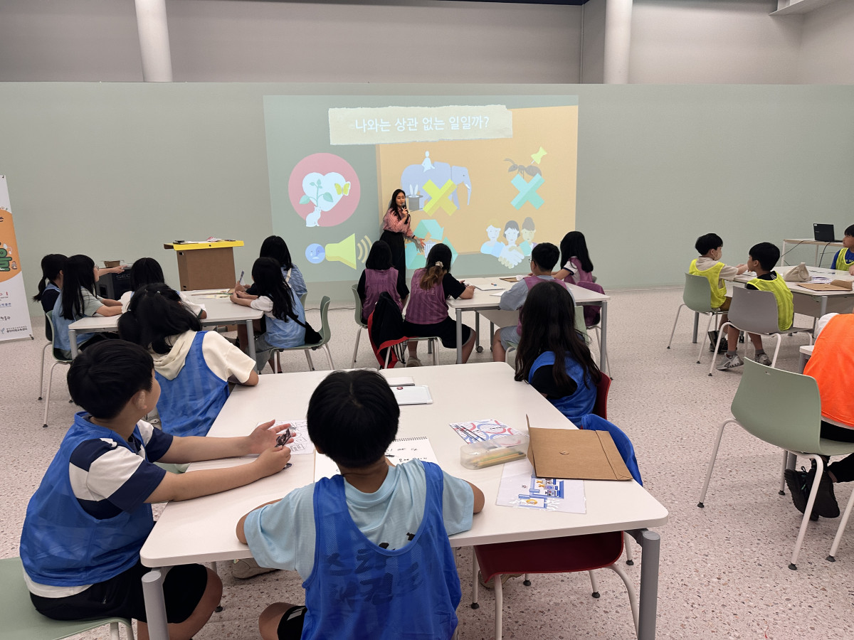 ▲경기도어린이박물관에서 초등학생 단체를 대상으로 상설교육 프로그램 수업을 진행하고 있다. (경기문화재단)