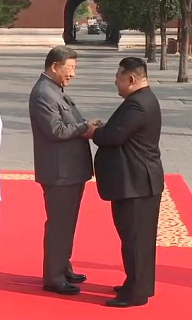 ▲전승절 열병식에 앞서 시 주석과 김 위원장이 만나고 있다.  (출처 中CCTV 화면 캡처)