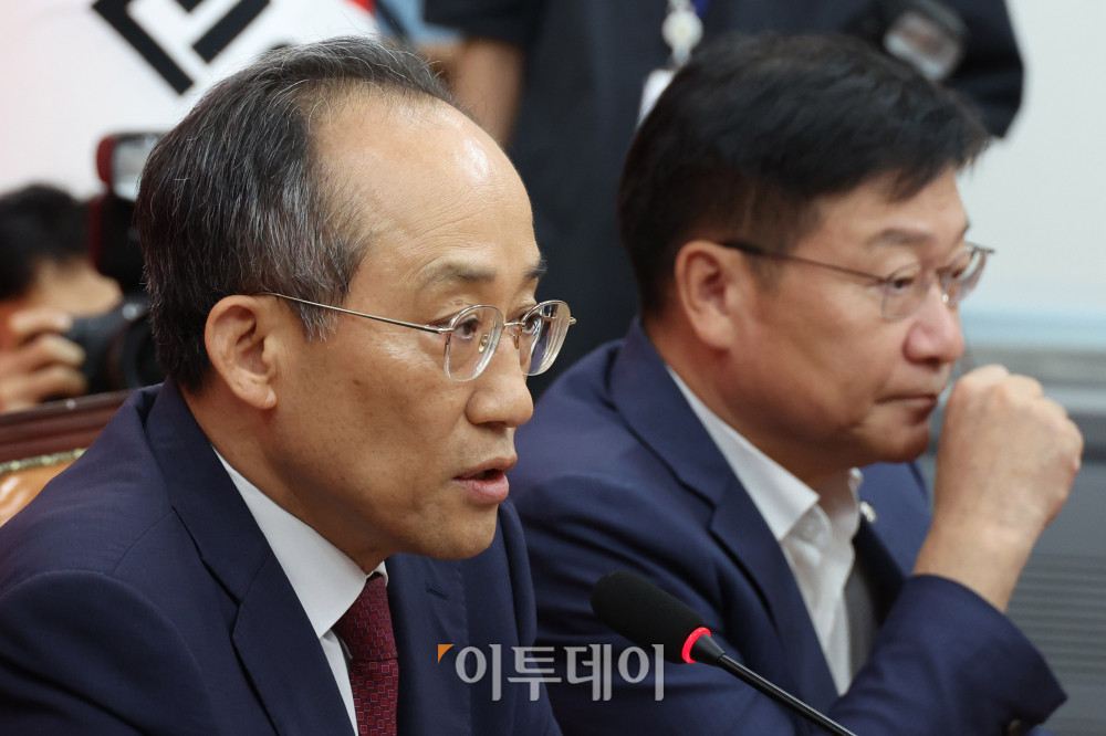 ▲추경호 국민의힘 의원이 4일 서울 여의도 국회에서 비상계엄 당일 원내대응상황 사실관계 기자회견을 하고 있다. 12·3 비상계엄 관련 내란·외환 혐의를 수사 중인 특별검사팀은 당시 국민의힘 원내대표를 맡았던 추 의원과 관련해 국회 표결 방해 의혹과 사전 계엄 인지 여부 등 모든 가능성을 열어두고 수사하고 있다고 밝힌 바 있다. 고이란 기자 photoeran@