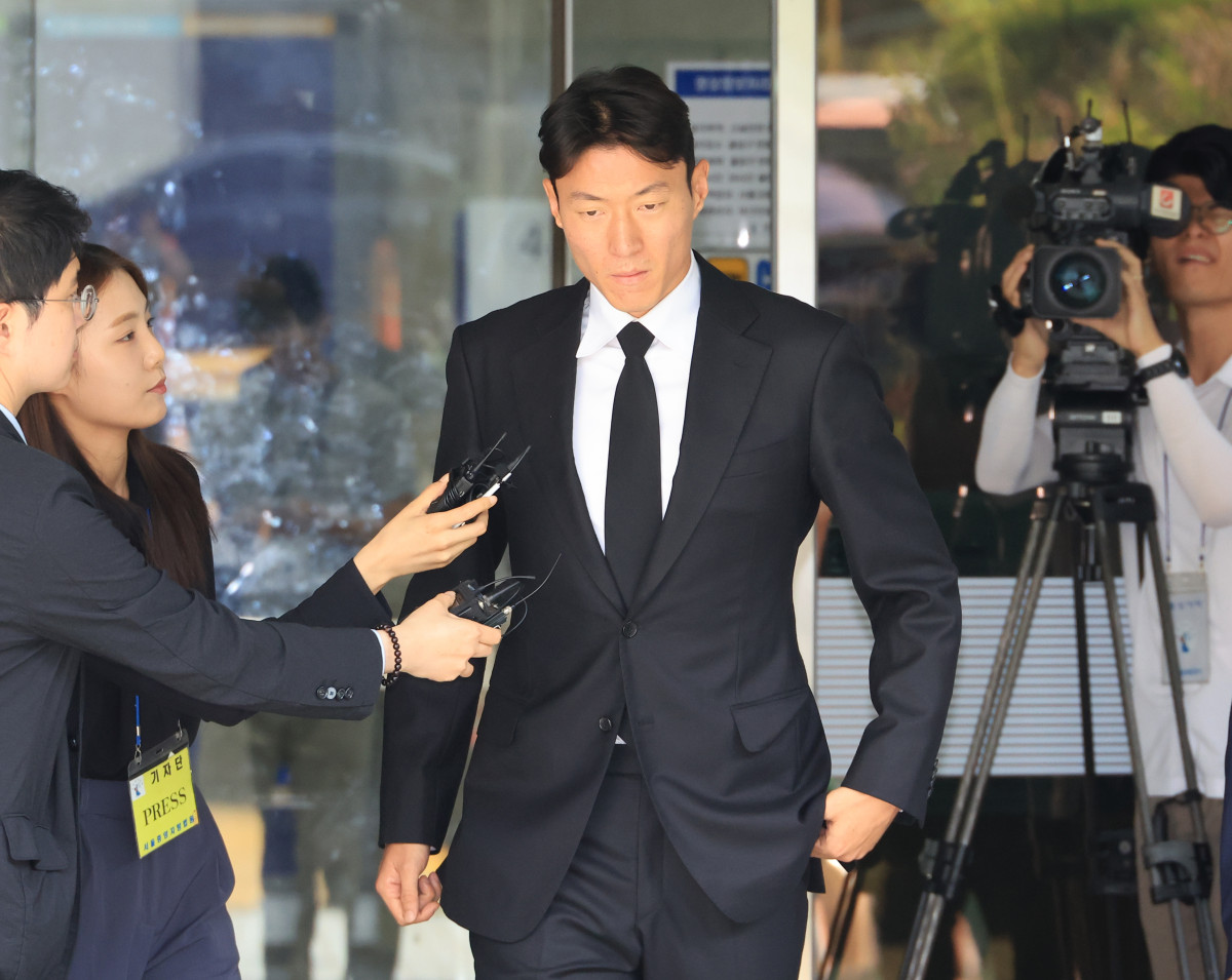 ▲축구선수 황의조씨가 4일 서울 서초구 서울중앙지법에서 열린 성폭력범죄의 처벌 등에 관한 특례법 위반(카메라 등 이용촬영) 혐의 2심 선고재판에서 징역형 집행유예 선고를 받고 법원을 나서며 기자의 질문에 답하고 있다. (연합뉴스)