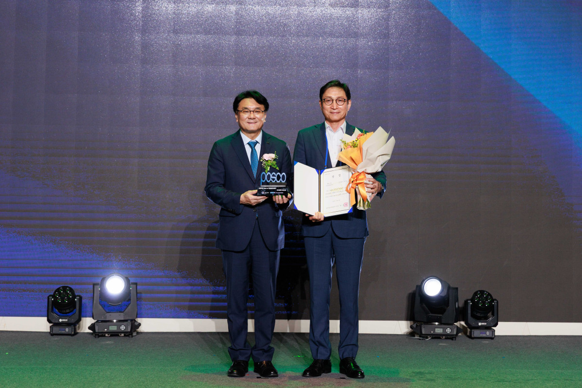 ▲포스코가 9월 4일 열린 우수공동훈련센터 시상식에서 성과평가 우수기관상을 받았다. 사진 왼쪽부터 이우영 한국산업인력공단 이사장, 신경철 포스코 경영지원본부장. (포스코)