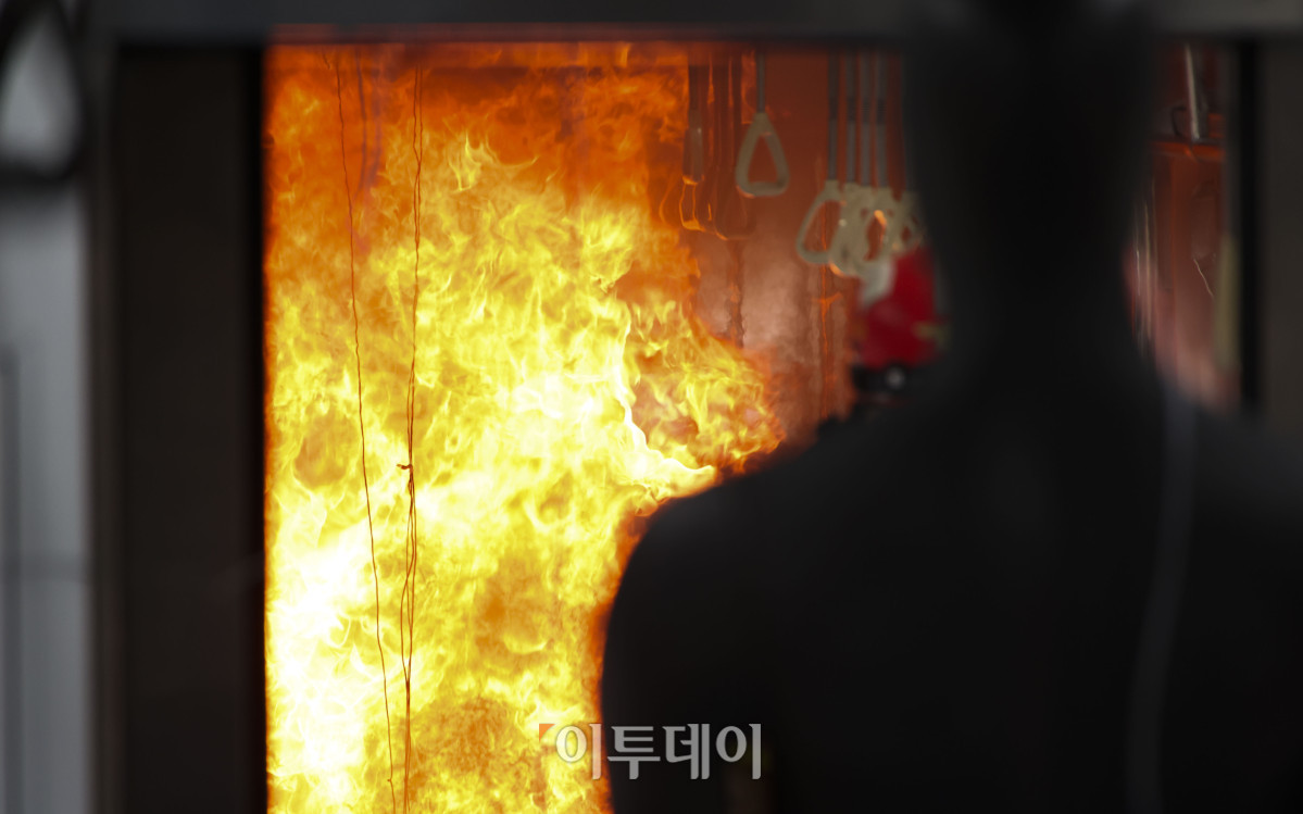 ▲4일 경기 고양시 지축차량기지에서 열린 5호선 열차 방화관련 화재안정성 및 비상대응 검증을 위한 전동차 화재안전 시연회에서 객실 내부에 불길이 치솟고 있다. 조현호 기자 hyunho@