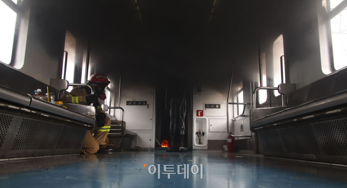 ▲4일 경기 고양시 지축차량기지에서 열린 5호선 열차 방화관련 화재안정성 및 비상대응 검증을 위한 전동차 화재안전 시연회에서 객실 내부에 검은 연기가 가득 차고 있다. 조현호 기자 hyunho@