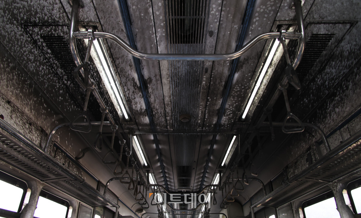 ▲4일 경기 고양시 지축차량기지에서 열린 5호선 열차 방화관련 화재안정성 및 비상대응 검증을 위한 전동차 화재안전 시연회에서 객실 내부가 검게 그을려 있다. 조현호 기자 hyunho@