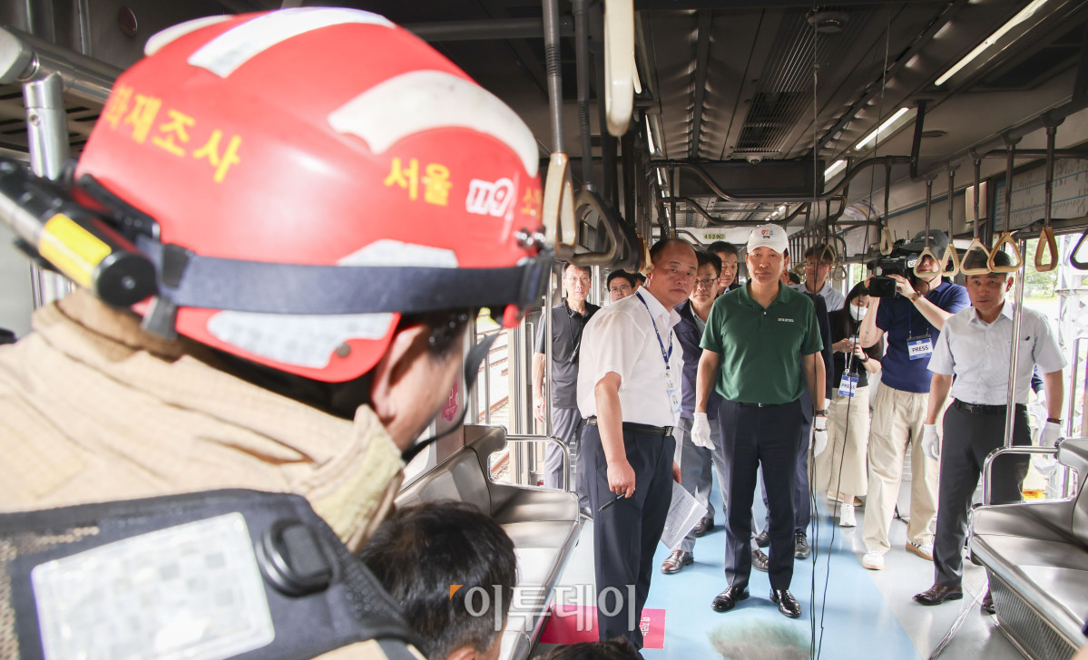 ▲오세훈 서울시장이 4일 경기 고양시 지축차량기지에서 열린 5호선 열차 방화관련 화재안정성 및 비상대응 검증을 위한 전동차 화재안전 시연회에서 객실 내부를 살펴보고 있다. 조현호 기자 hyunho@