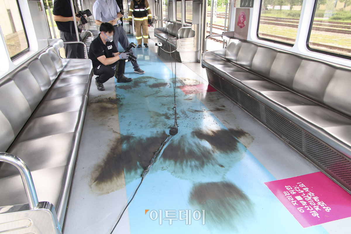 ▲4일 경기 고양시 지축차량기지에서 열린 5호선 열차 방화관련 화재안정성 및 비상대응 검증을 위한 전동차 화재안전 시연회에서 객실 내부가 검게 그을려 있다. 조현호 기자 hyunho@