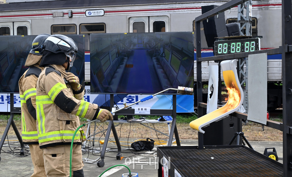 ▲4일 경기 고양시 지축차량기지에서 열린 5호선 열차 방화관련 화재안정성 및 비상대응 검증을 위한 전동차 화재안전 시연회에서 소방 관계자가 전동차 내장재 6종에 대한 방염 성능 테스트를 하고 있다. 조현호 기자 hyunho@