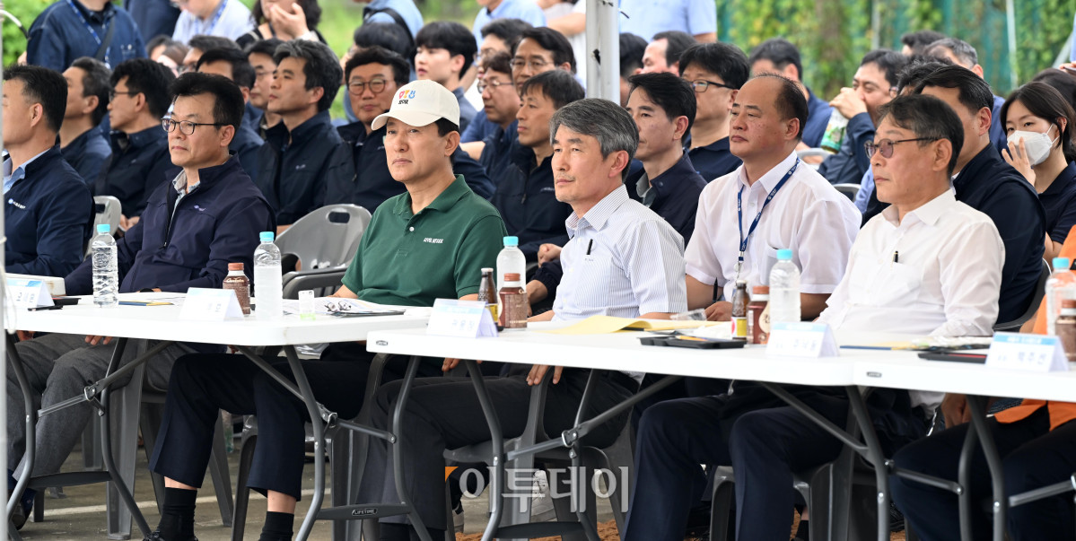 ▲오세훈 서울시장이 4일 경기 고양시 지축차량기지에서 열린 5호선 열차 방화관련 화재안정성 및 비상대응 검증을 위한 전동차 화재안전 시연회를 참관하고 있다.  조현호 기자 hyunho@