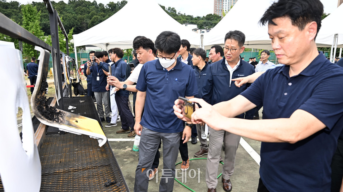 ▲4일 경기 고양시 지축차량기지에서 열린 5호선 열차 방화관련 화재안정성 및 비상대응 검증을 위한 전동차 화재안전 시연회에서 참석자들이 전동차 내장재 6종에 대한 방염 성능 테스트 결과를 살펴보고 있다. 조현호 기자 hyunho@