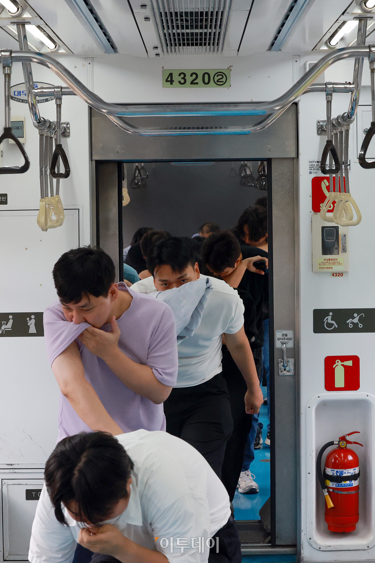 ▲4일 경기 고양시 지축차량기지에서 열린 5호선 열차 방화관련 화재안정성 및 비상대응 검증을 위한 전동차 화재안전 시연회에서 불이 난 전동차 객실에서 승객을 가정한 서울교통공사 직원들이 대피하고 있다. 조현호 기자 hyunho@