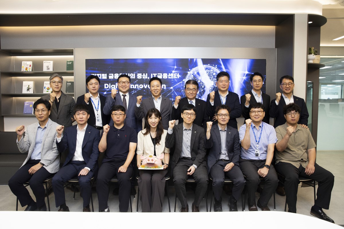 ▲SBI저축은행 임직원이 새롭게 이전한 IT금융센터에서 새로운 도약을 다짐하고 있다. (사진=SBI저축은행)