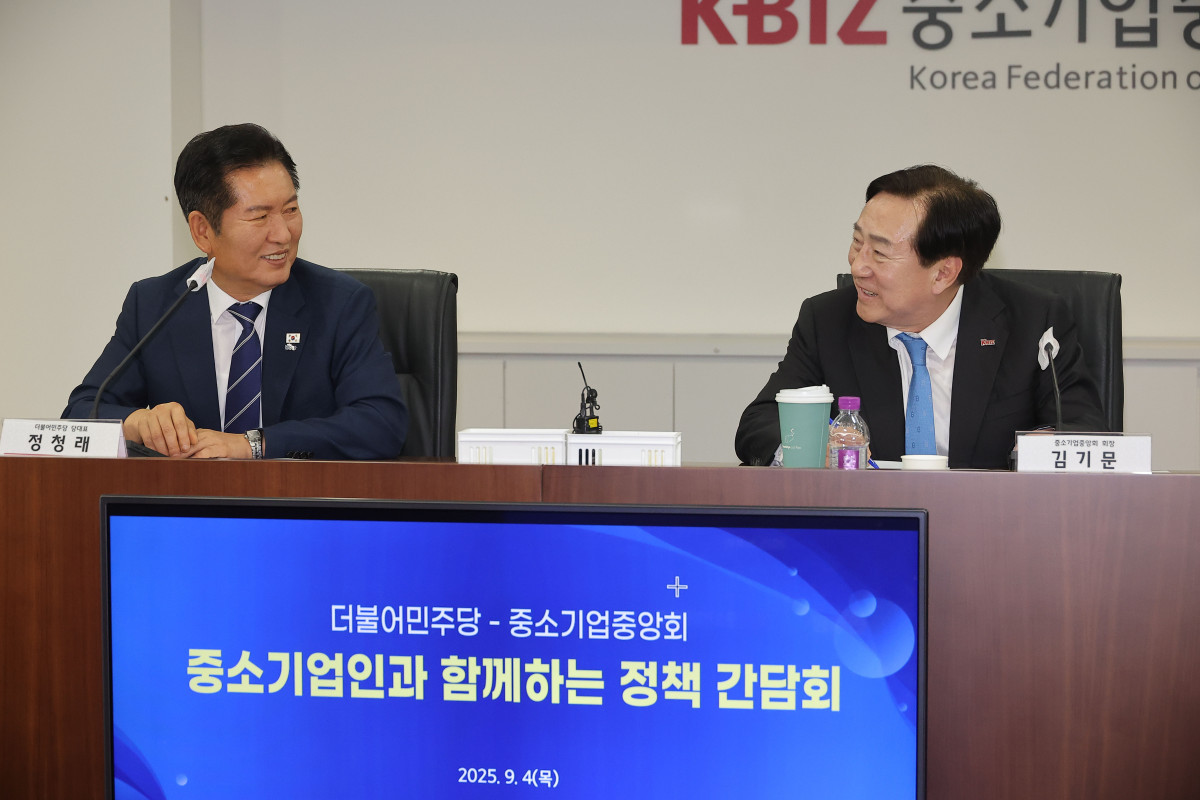 ▲정청래 더불어민주당 대표와 김기문 중소기업중앙회장이 4일 서울 여의도 중소기업중앙회에서 열린 민주당-중소기업인 정책간담회에서 웃으며 대화를 나누고 있다. (연합뉴스)