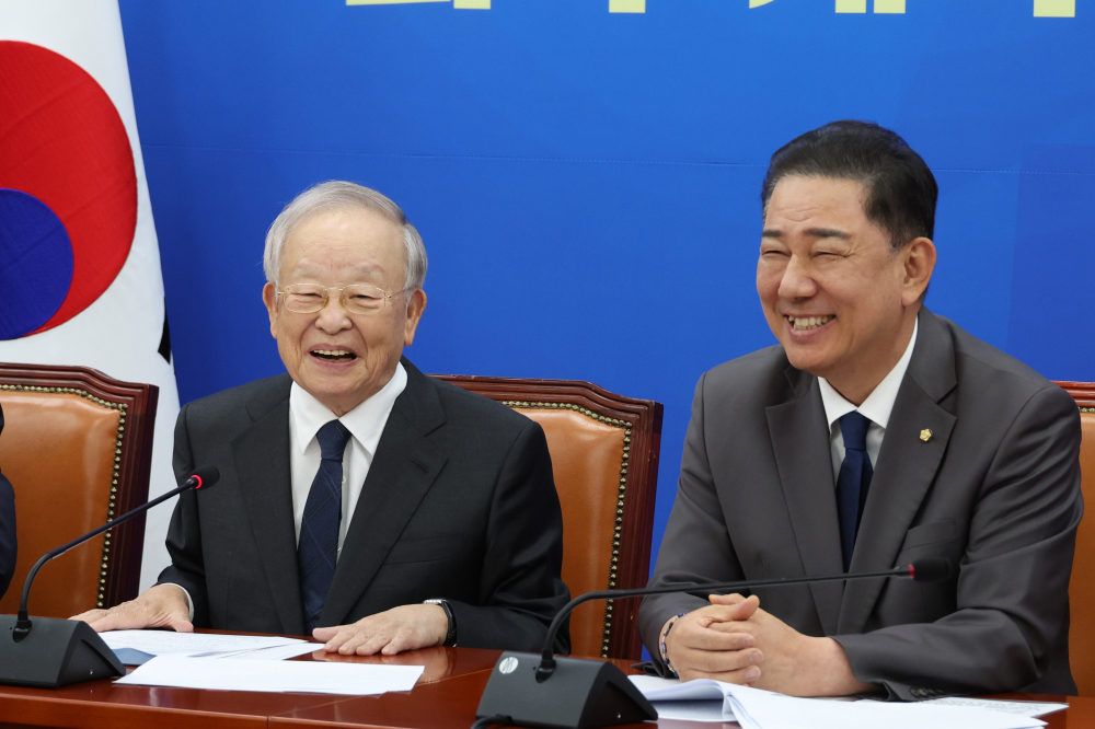 ▲3일 서울 여의도 국회에서 열린 더불어민주당-경제6단체 대표단 면담에서 김병기(오른쪽) 원내대표와  손경식 한국경영자총협회 회장이 대화하고 있다. (고이란 기자 photoeran@)