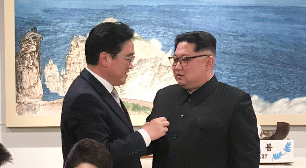 ▲우원식 국회의장이 중국 전승절 80주년 열병식을 맞아 김정은 국무위원장을 조우한 것으로 전해졌다. 사진은 2018년 남북 정상회담 당시 두 사람의 모습. (출처 청와대 SNS)