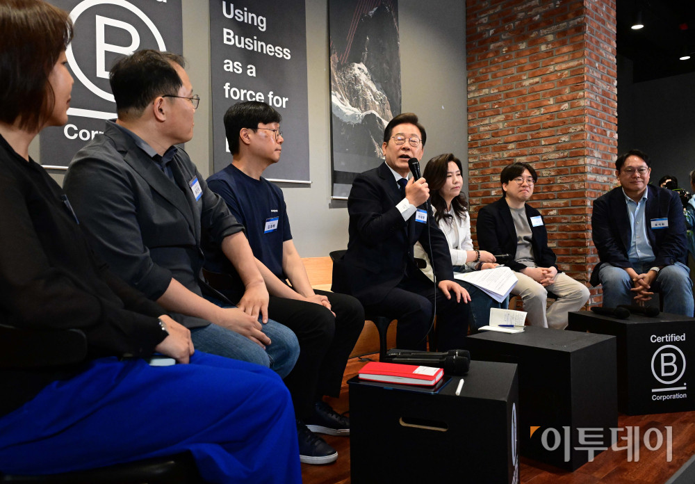 ▲이재명 대통령이 더불어민주당 대선 후보였던 5월 29일 서울 성동구 한 공유오피스에서 소셜벤처 대표들과 '혁신성장의 씨앗, 스타트업 레벨업!' 간담회를 갖고 있다. 신태현 기자 holjjak@ (이투데이DB)