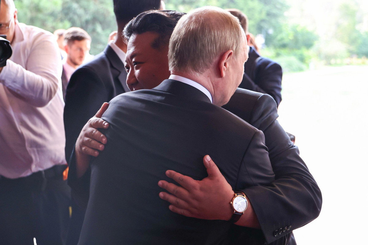 ▲김정은 북한 국무위원장이 3일 중국 베이징에서 블라디미르 푸틴 러시아 대통령과 포옹하고 있다. 김 위원장이 찬 손목시계는 스위스 명품 시계 IWC 샤프하우젠의 포르토피노 오토매틱으로 추정된다고 미 북한전문 매체 NK뉴스가 보도했다. (연합뉴스)