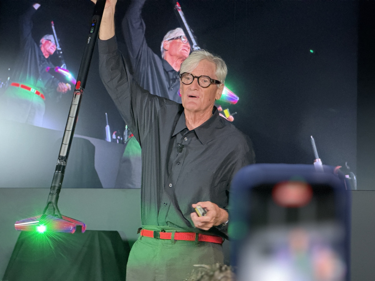 ▲다이슨 창립자 제임스 다이슨이 4일 오후 17시30분(현지시간) 독일 베를린 다이슨 데모 스토어에서 발표하고 있다. (박민웅 기자 pmw7001@)