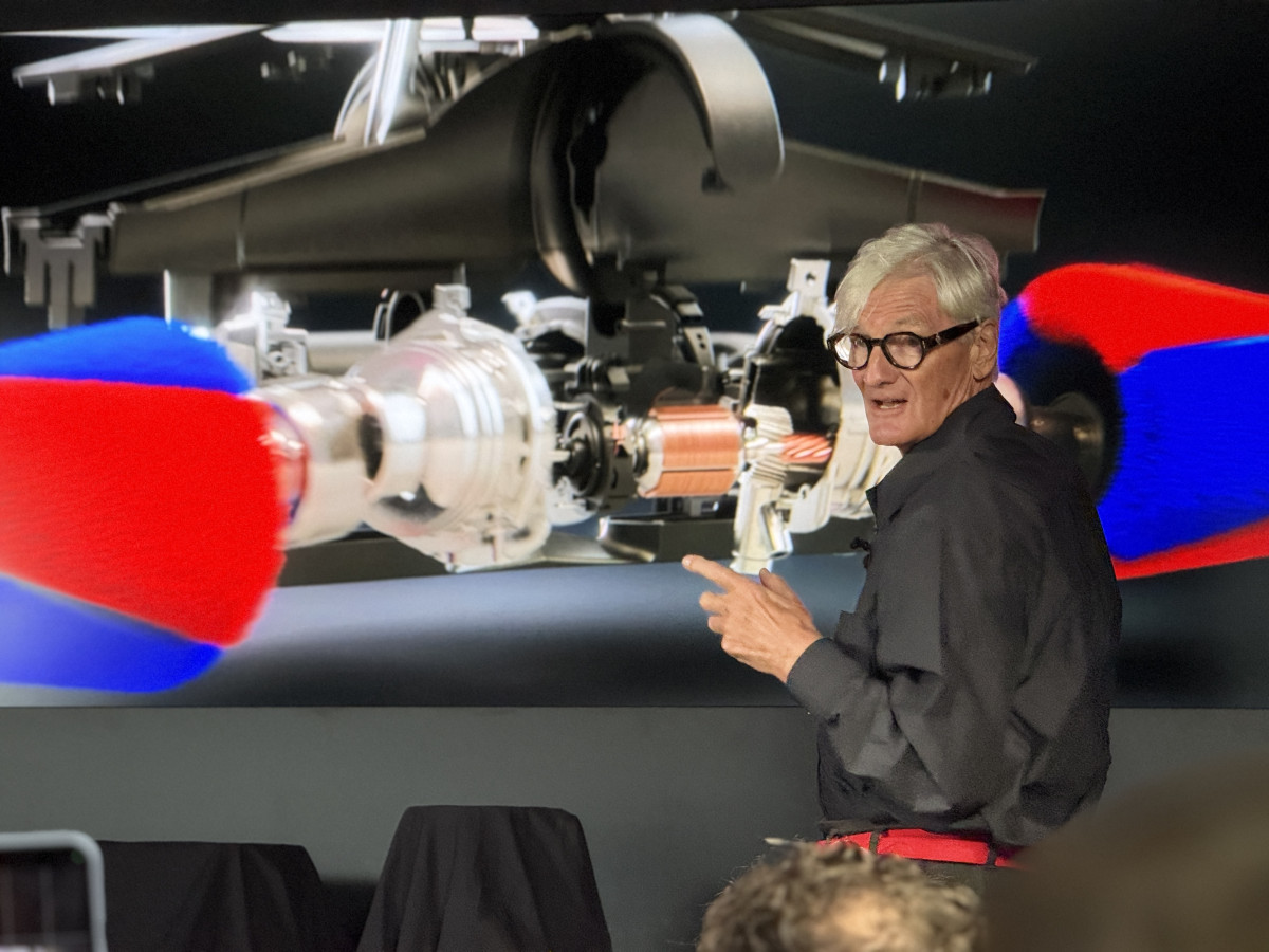 ▲다이슨 창립자 제임스 다이슨이 4일 오후 17시30분(현지시간) 독일 베를린 다이슨 데모 스토어에서 발표하고 있다. (박민웅 기자 pmw7001@)