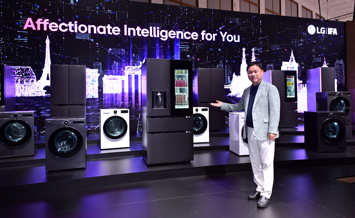 ▲류재철 LG전자 HS사업본부장 사장이  IFA 2025 LG전자 부스에서  AI홈 허브 ‘씽큐 온’과 가전들이 서로 연결되며 고객의 일상을 업그레이드 하는 'LG AI홈'을 설명하고 있다. (자료제공=LG전자)