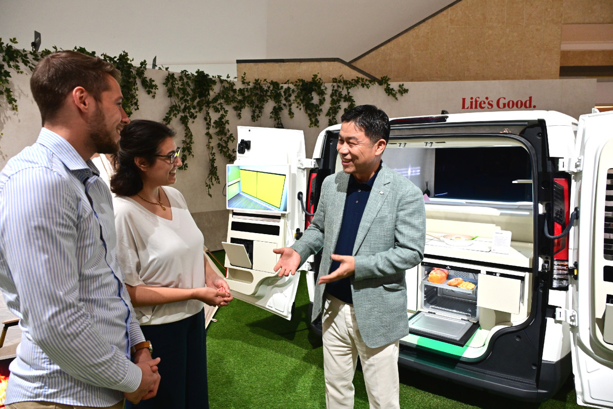 ▲류재철 LG전자 HS사업본부장 사장이 IFA 2025 LG전자 부스에서 집을 넘어 모빌리티로 확장된 AI홈 솔루션 공간 '슈필라움'을 소개하고 있다. (자료제공=LG전자)