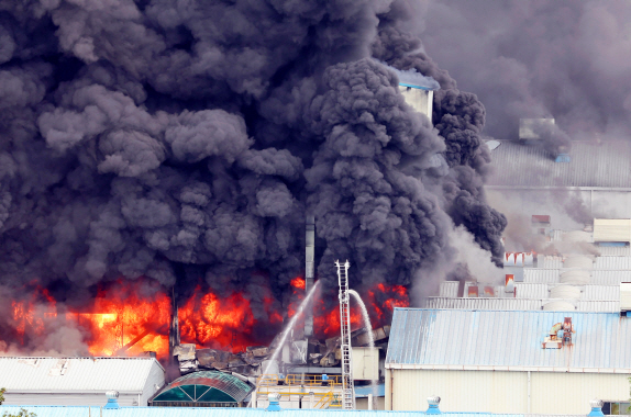 ▲지난 5월 17일 광주 광산구 금호타이어 광주공장에서 발생한 화재로 검은 연기가 치솟고 있다. (사진제공=연합뉴스)