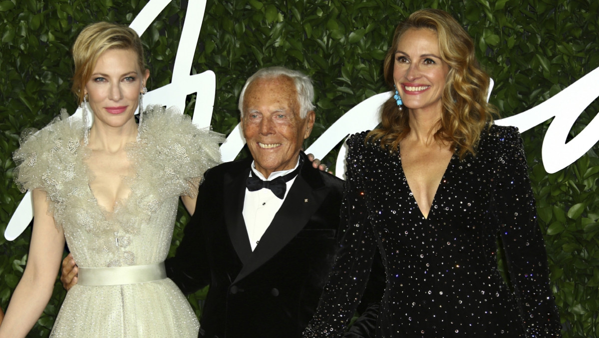 ▲이탈리아 패션 거장 조르지오 아르마니 회장이 향년 91세로 별세했다. 2019년 영국 런던 패션 어워드 당시 아르마니(가운데) 회장의 모습. 할리우드 스타 케이트 블란쳇(왼쪽)과 줄리아 로버츠(오른쪽)가 나란히 섰다.  (런던=AP/뉴시스)