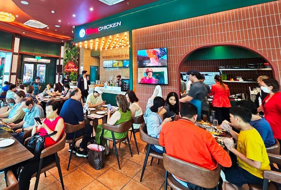 ▲필리핀에서 운영중인 _BBQ 로빈슨 마그놀리아점_에 방문한 현지인과 관광객들이 BBQ 치킨을 즐기고 있다.