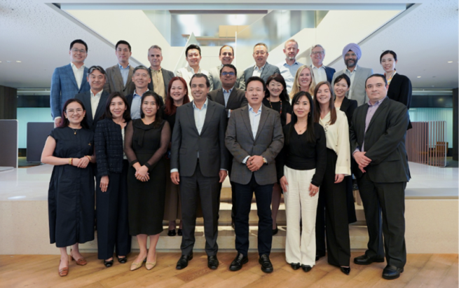 ▲이달 4일 서울 용산구 삼일PwC 본사에서 열린 '아시아·태평양·미주 지역 고객 및 마켓팀 전략 회의'에서 스티븐 강(첫 번째 줄 가운데) APA 고객 및 마켓 부문 리더와 참석자들이 사진 촬영을 하고 있다. (제공=삼일PwC)