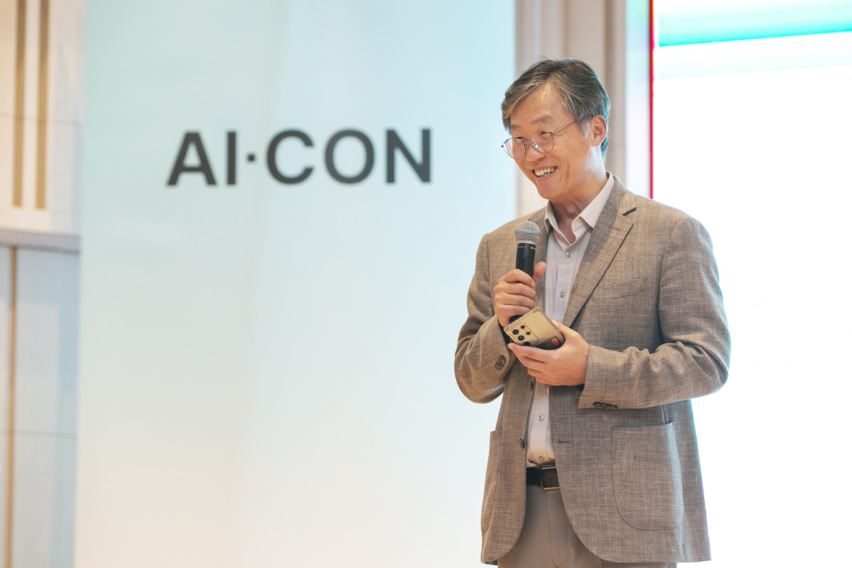 ▲최우형 케이뱅크 은행장이 4일 케이뱅크 본사에서 열린 ‘AI CON’에서 환영사를 하고 있다. (사진제공=케이뱅크)