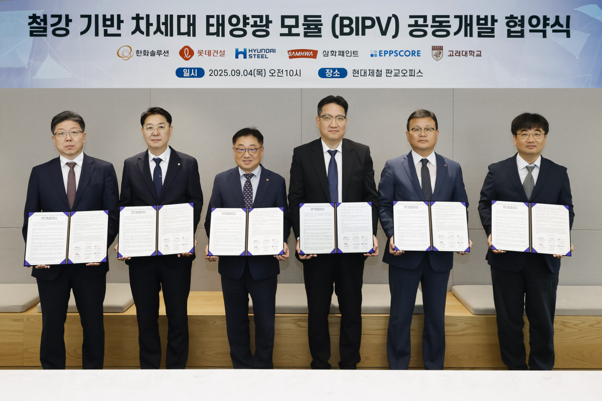 ▲현대제철‧한화솔루션‧롯데건설‧삼화페인트‧엡스코어‧고려대학교 인원들이 협약 체결 후 기념촬영을 하고 있다. 왼쪽부터 김정배 삼화페인트 사업총괄, 박성철 엡스코어 대표, 유재열 한화솔루션 한국사업부장, 임희중 현대제철 제품개발센터장, 석원균  롯데건설 기술연구원장, 황성호 고려대학교 KU-KIST 그린스쿨 교수. (현대제철)