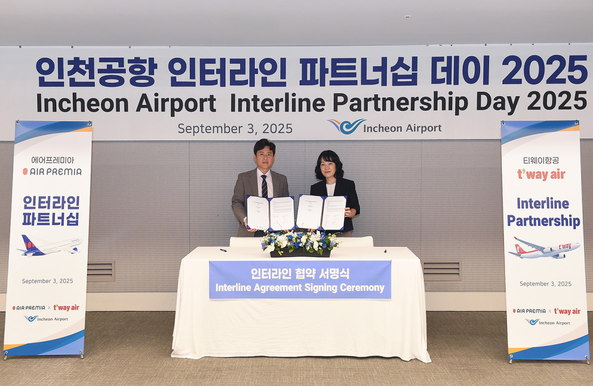 ▲3일 오후 그랜드 하얏트 인천 웨스트타워에서 진행된 ‘인천공항 인터라인 파트너십 데이 2025’에서 최승규(왼쪽) 에어프레미아 여객판매실장과 최은영 티웨이항공 마케팅상무가 협약서에 서명 후 기념촬영을 진행하고 있다. (사진=티웨이항공·에어프레미아)