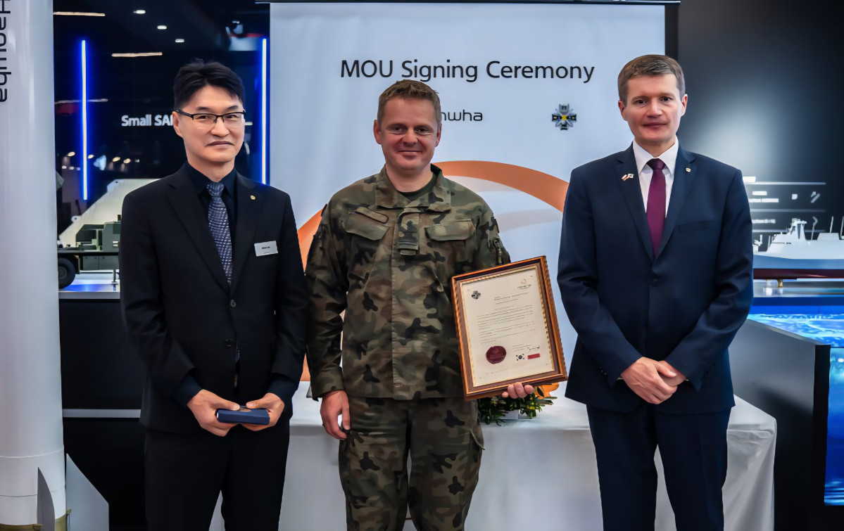 ▲4일(현지시각) 폴란드 국제방위산업 전시회(MSPO)에서 이부환 한화에어로스페이스 PGM사업부장, 파웰 슈베클레이 WITU 소장, 야첵 한화에어로스페이스 유럽법인장이 155mm 탄약 관련 부품 현지 품질인증을 위한 MOU를 체결하고 기념촬영하고 있다. (사진제공=한화에어로스페이스)