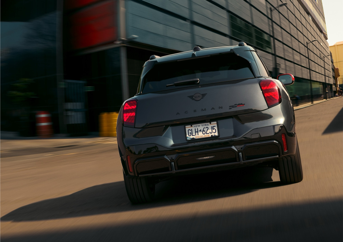 ▲‘더 뉴 올-일렉트릭 MINI JCW 에이스맨’ 후면부. (사진=MINI코리아)