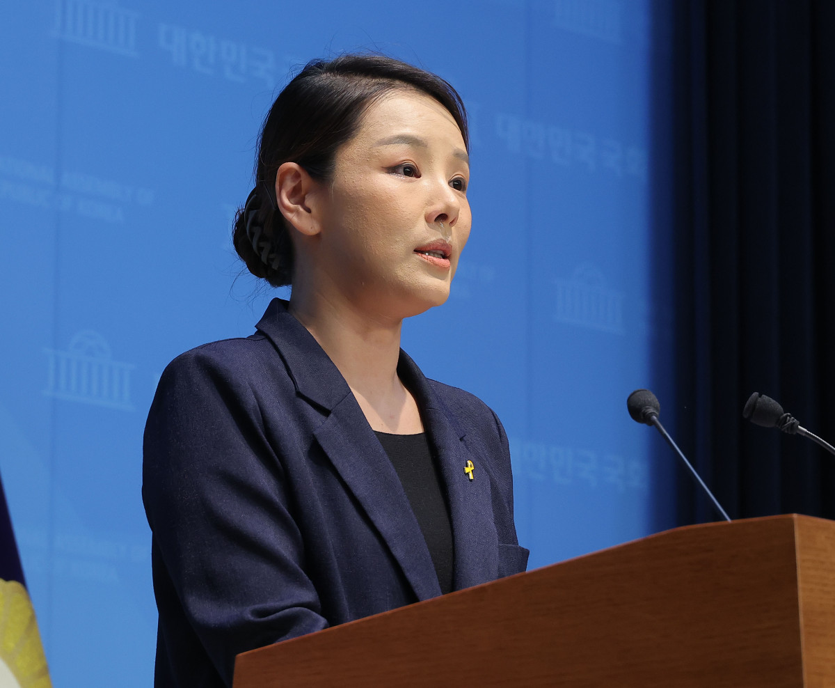 ▲눈물 흘리는 조국혁신당 강미정 대변인, 탈당 기자회견 (연합뉴스)