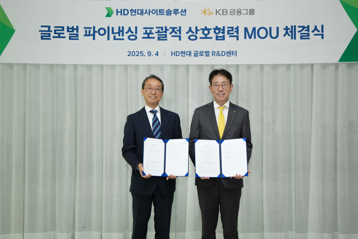 ▲이재근 KB금융 글로벌사업부문장(오른쪽) 조영철 HD현대사이트솔루션 사장이 4일 경기도 성남 HD현대 글로벌R&D센터에서 MOU를 맺은 후 기념촬영을 하고 있다. (사진제공=KB금융)