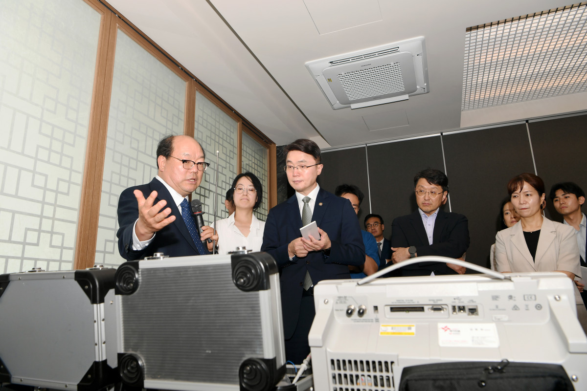 ▲류제명 과학기술정보통신부 제2차관이 3일 서울 성북구 국민대 양자캠퍼스에서 국민대 연구진의 양자보안 시연을 참관하고 있다. (사진=국민대학교)