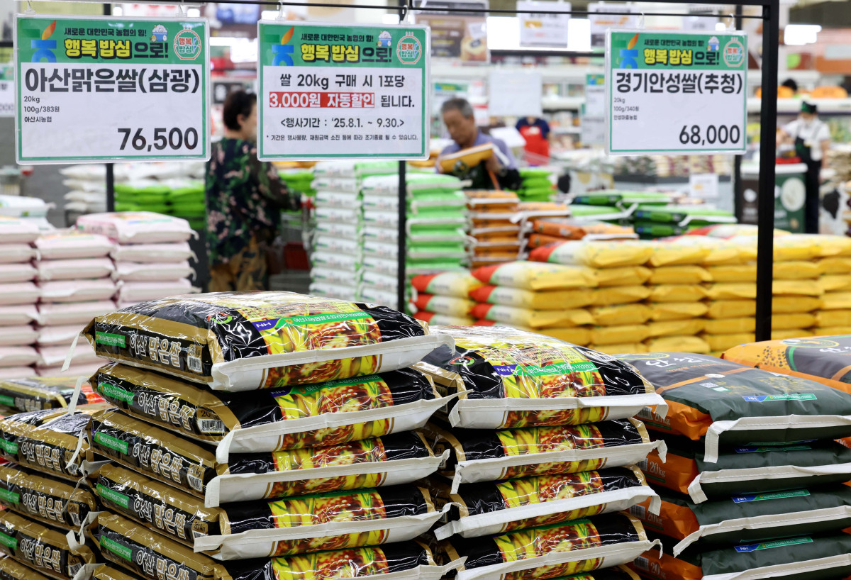 ▲쌀 소비자 가격이 급등하자 농림축산식품부는 5일 가공용 쌀을 추가 공급하고 지난달 1일부터 진행중인 쌀 할인행사 단가를 11일부터 20㎏ 당 3000원에서 5000원으로 늘린다고 밝혔다. 이날 서울의 한 대형마트에서 시민들이 쌀을 살펴보고 있다. 추석을 목전에 두고 쌀값이 지난해 대비 17% 오르며 심리적 저항선인 20kg에 6만 원 선을 넘었다. 이상기후로 생산량이 감소한 영향에 정부 공급 제한 정책까지 맞물린 까닭이다. 신태현 기자 holjjak@