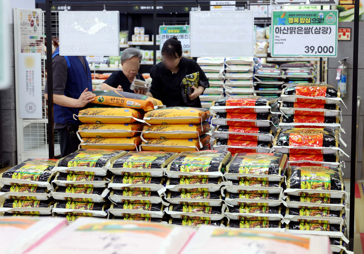 ▲쌀 소비자 가격이 급등하자 농림축산식품부는 5일 가공용 쌀을 추가 공급하고 지난달 1일부터 진행중인 쌀 할인행사 단가를 11일부터 20㎏ 당 3000원에서 5000원으로 늘린다고 밝혔다. 이날 서울의 한 대형마트에서 시민들이 쌀을 살펴보고 있다. 추석을 목전에 두고 쌀값이 지난해 대비 17% 오르며 심리적 저항선인 20kg에 6만 원 선을 넘었다. 이상기후로 생산량이 감소한 영향에 정부 공급 제한 정책까지 맞물린 까닭이다. 신태현 기자 holjjak@