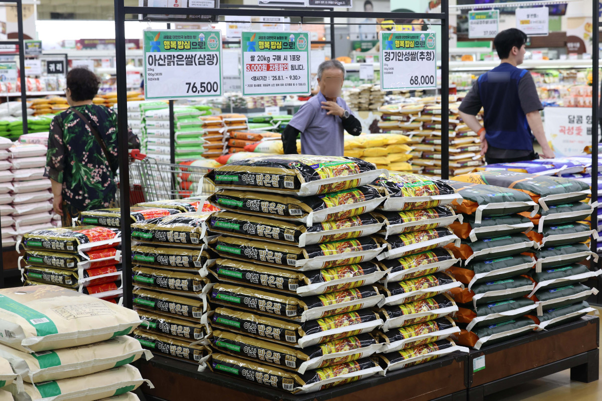 ▲서울의 한 대형마트에서 시민들이 쌀을 살펴보고 있다.  (신태현 기자 holjjak@)