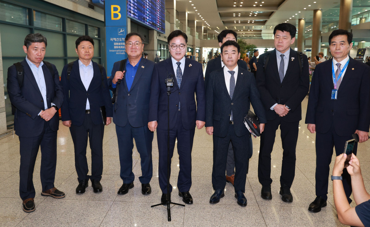 ▲중국 순방을 마친 우원식 국회의장이 5일 인천국제공항을 통해 귀국, 취재진 질문에 답하고 있다. (연합뉴스)