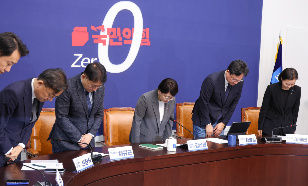 ▲김선민 조국혁신당 당 대표 권한대행 및 지도부가 5일 서울 여의도 국회에서 열린 현안 관련 기자간담회에서 당내 성비위 사건과 관련해 사과 인사를 하고 있다. (연합뉴스)