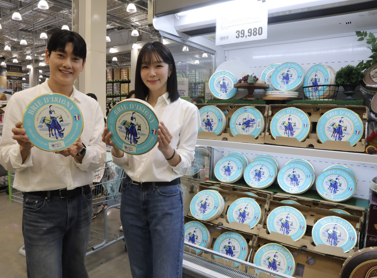 ▲모델들이 트레이더스 구월점에서 70개 한정 3만 원 대에 판매 중인 '이즈니 생메르 브리치즈(1kg)'를 소개하고 있다. 이외에도 이마트는 '퓨어브레드 와규', '붉바리회' 등 구월점 오픈 기념 한정 물량 차별화 상품을 다양하게 준비했다. (사진제공=이마트)