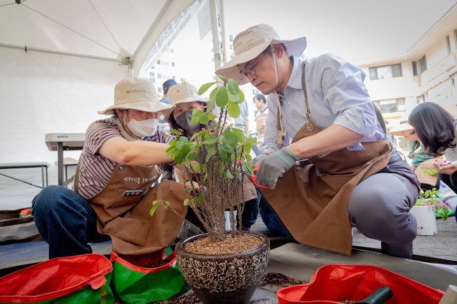 ▲찾아가는 반려식물 관리서비스 현장에서 분갈이 중인 이기재 양천구청장. (사진제공=양천구)