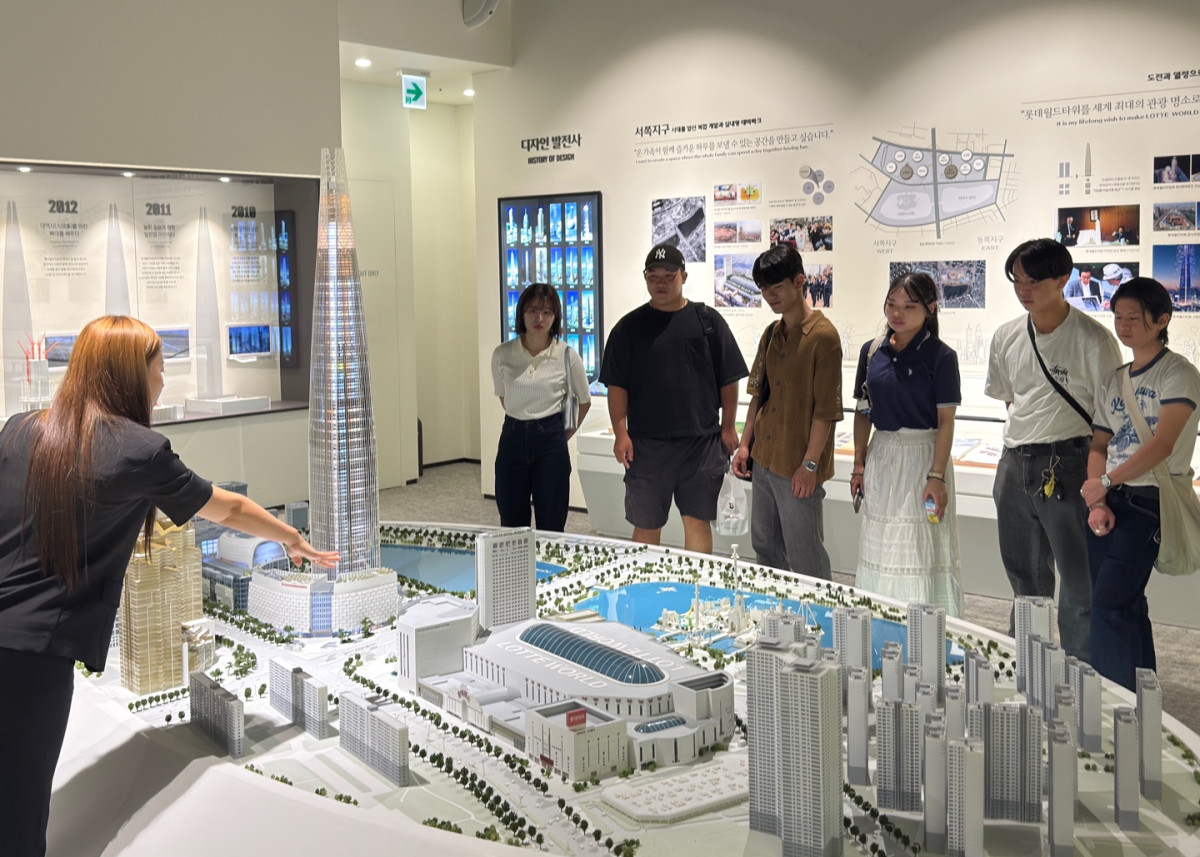 ▲일본 오사카경제대 학생들이 4일 잠실 롯데월드타워를 찾아 신격호 롯데 창업주의 기업가 정신을 배웠다. 신격호 기념관을 방문한 학생들이 롯데월드타워, 롯데월드 어드벤처 등 롯데를 상징하는 건물들에 대한 설명을 듣고 있다. (사진제공=롯데지주)