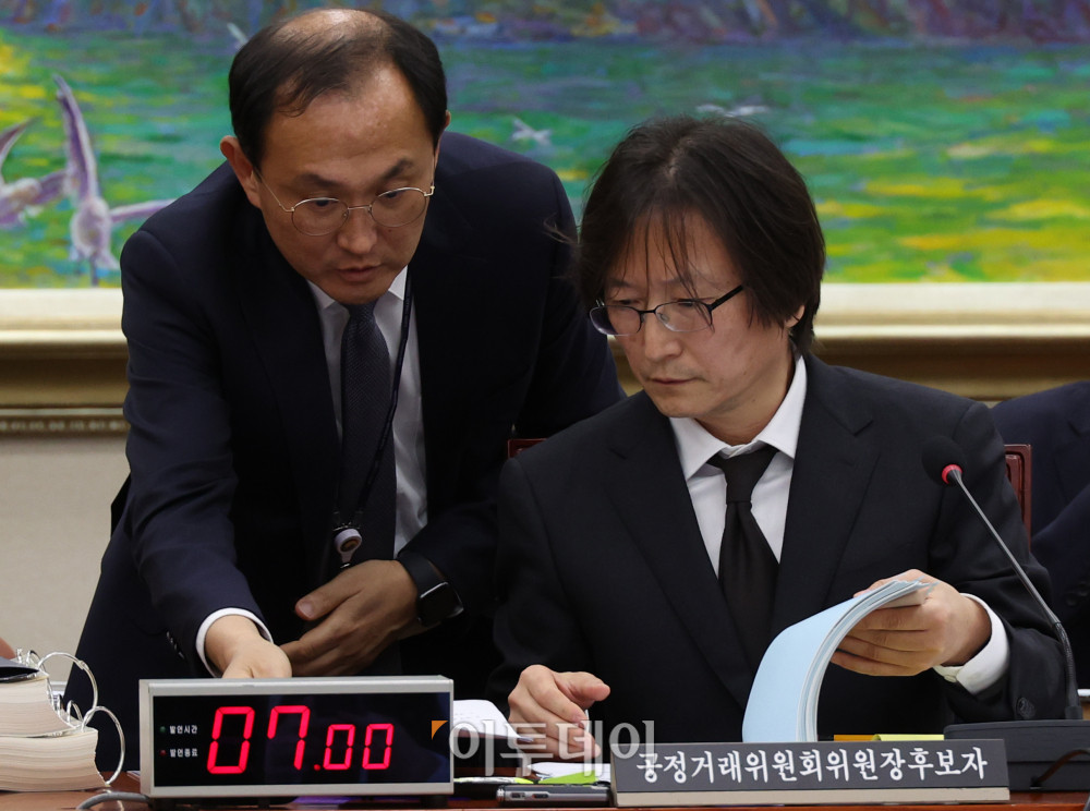 ▲주병기 공정거래위원장 후보자가 5일 서울 여의도 국회 정무위원회 전체회의에서 열린 인사청문회에서 자료를 살펴보고 있다. 고이란 기자 photoeran@