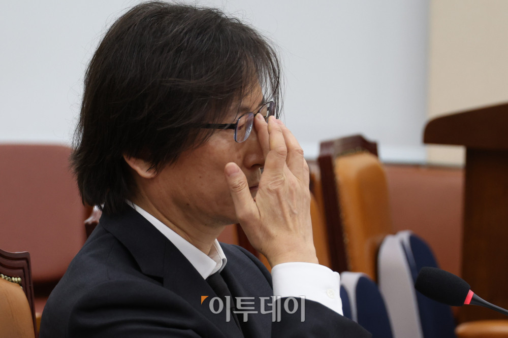 ▲주병기 공정거래위원장 후보자가 5일 서울 여의도 국회 정무위원회 전체회의에서 열린 인사청문회에서 안경을 고쳐쓰고 있다. 고이란 기자 photoeran@