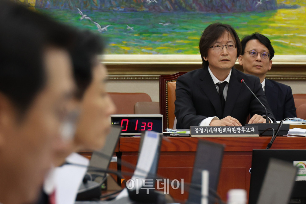 ▲주병기 공정거래위원장 후보자가 5일 서울 여의도 국회 정무위원회 전체회의에서 열린 인사청문회에서 의원 질의에 답하고 있다. 고이란 기자 photoeran@