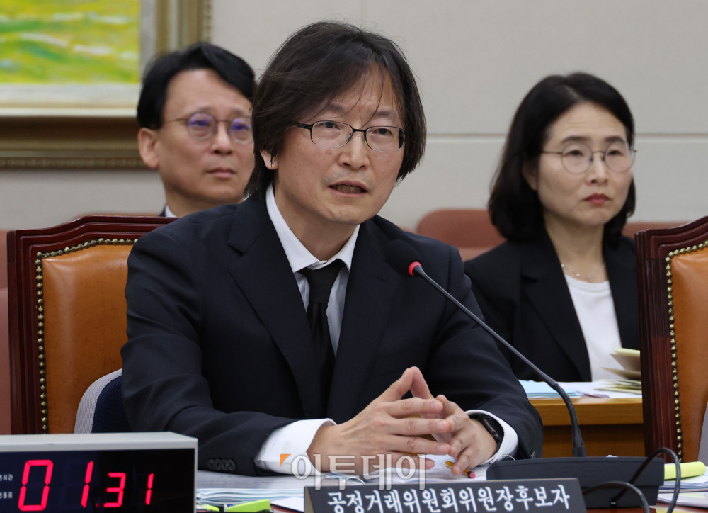 ▲주병기 공정거래위원장 후보자가 5일 서울 여의도 국회 정무위원회 전체회의에서 열린 인사청문회에서 의원 질의에 답하고 있다. 고이란 기자 photoeran@