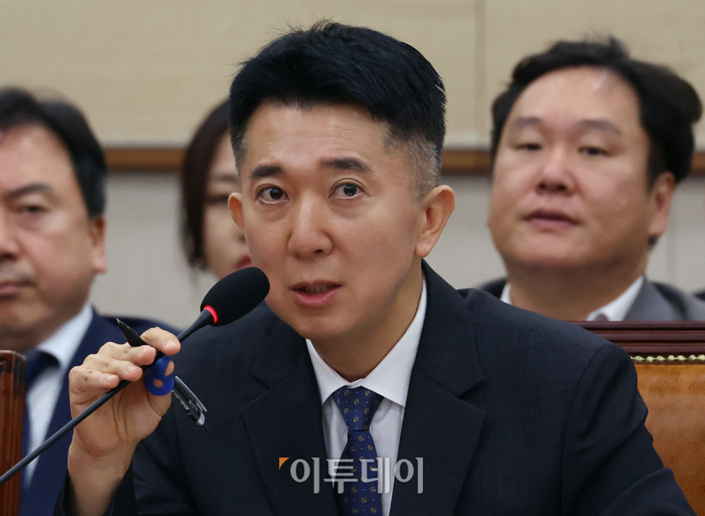 ▲5일 서울 여의도 국회 법제사법위원회 법안심사1소위원회에서 열린 검찰개혁 입법청문회에서 증인으로 출석한 이희동 부산고등검찰청 검사(전 서울남부지검 1차장검사)가 의원 질의에 답하고 있다. 이날 국민의힘은 증인채택, 청문회 내용 등에 항의하며 퇴장했다. 고이란 기자 photoeran@