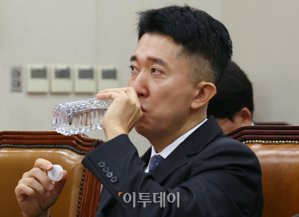 ▲5일 서울 여의도 국회 법제사법위원회 법안심사1소위원회에서 열린 검찰개혁 입법청문회에서 증인으로 출석한 이희동 부산고등검찰청 검사(전 서울남부지검 1차장검사)가 물을 마시고 있다. 이날 국민의힘은 증인채택, 청문회 내용 등에 항의하며 퇴장했다. 고이란 기자 photoeran@